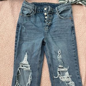 WILDFABLE TARGET SIZE FOUR STRAIGHT LEG RIPPED JEANS